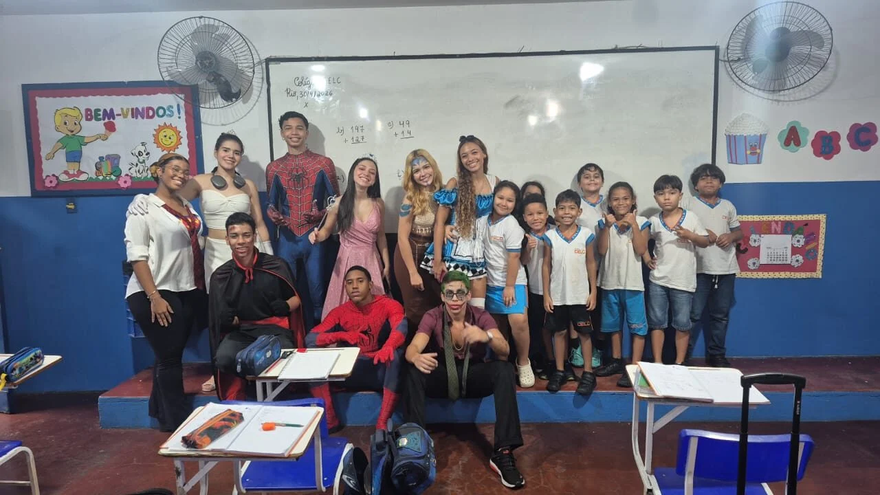 OS ALUNOS DO TERCEIRO ANO DO ENSINO MÉDIO VISITANDO A SALA DO ENSINO FUNDAMENTAL 1 NO DIA TEMÁTICO