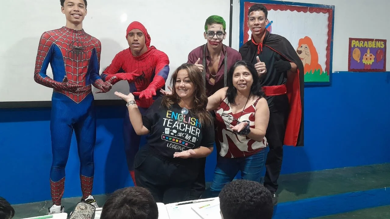 OS ALUNOS DO TERCEIRO ANO DO ENSINO MÉDIO VISITANDO A SALA DO ENSINO FUNDAMENTAL 1 NO DIA TEMÁTICO