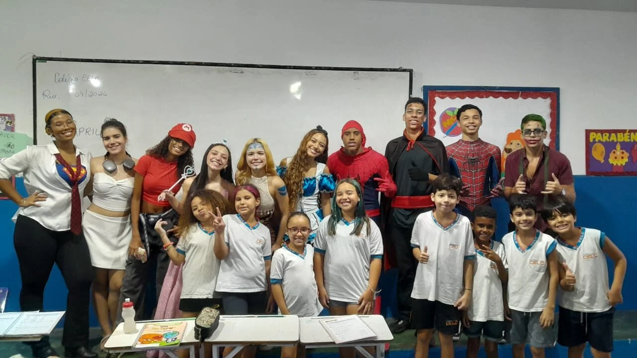 OS ALUNOS DO TERCEIRO ANO DO ENSINO MÉDIO VISITANDO A SALA DO ENSINO FUNDAMENTAL 1 NO DIA TEMÁTICO