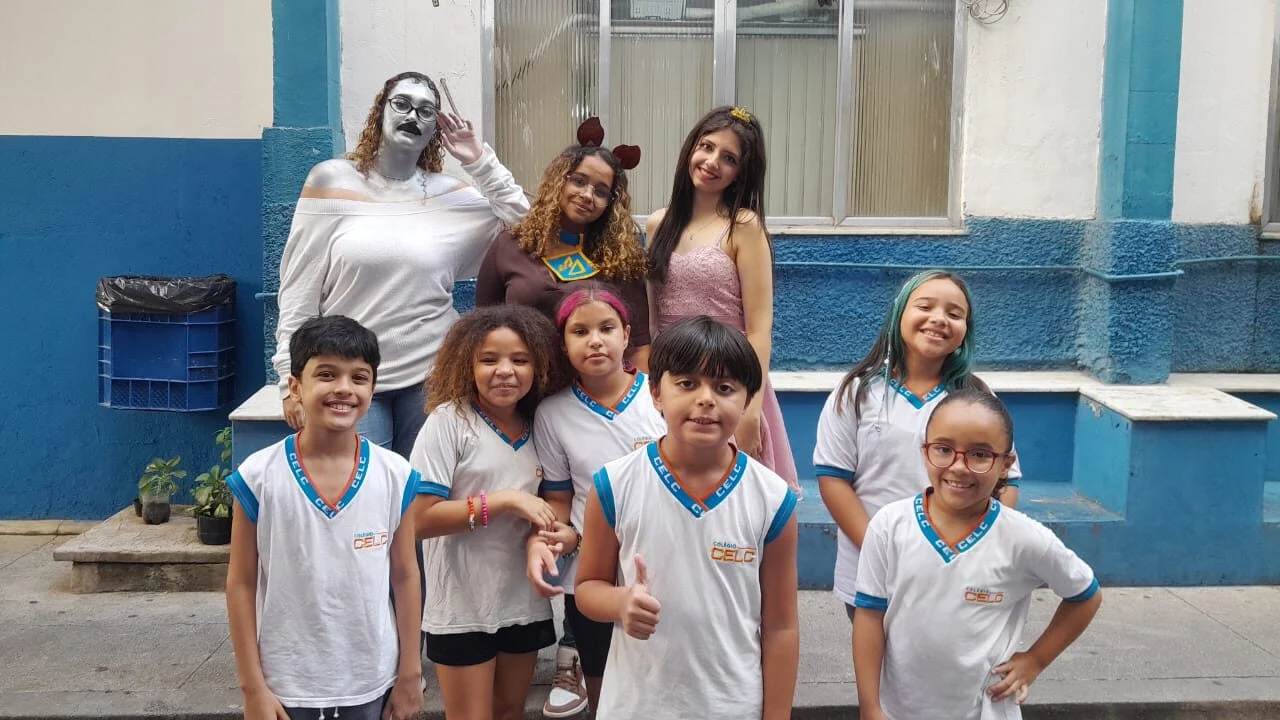 OS ALUNOS DO TERCEIRO ANO DO ENSINO MÉDIO VISITANDO A SALA DO ENSINO FUNDAMENTAL 1 NO DIA TEMÁTICO