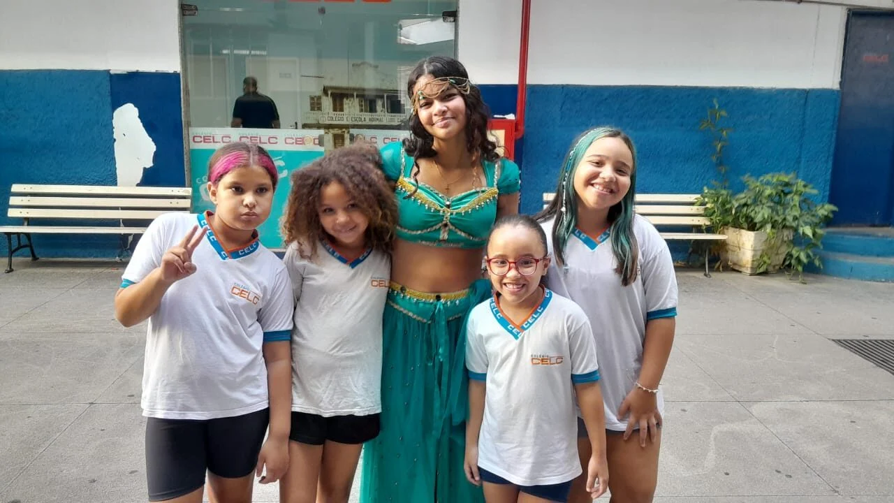 OS ALUNOS DO TERCEIRO ANO DO ENSINO MÉDIO VISITANDO A SALA DO ENSINO FUNDAMENTAL 1 NO DIA TEMÁTICO