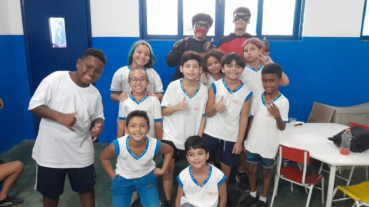 OS ALUNOS DO TERCEIRO ANO DO ENSINO MÉDIO VISITANDO A SALA DO ENSINO FUNDAMENTAL 1 NO DIA TEMÁTICO