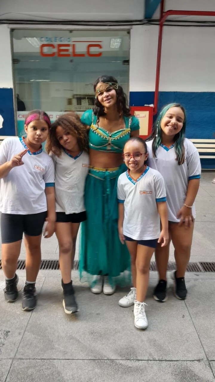 OS ALUNOS DO TERCEIRO ANO DO ENSINO MÉDIO VISITANDO A SALA DO ENSINO FUNDAMENTAL 1 NO DIA TEMÁTICO