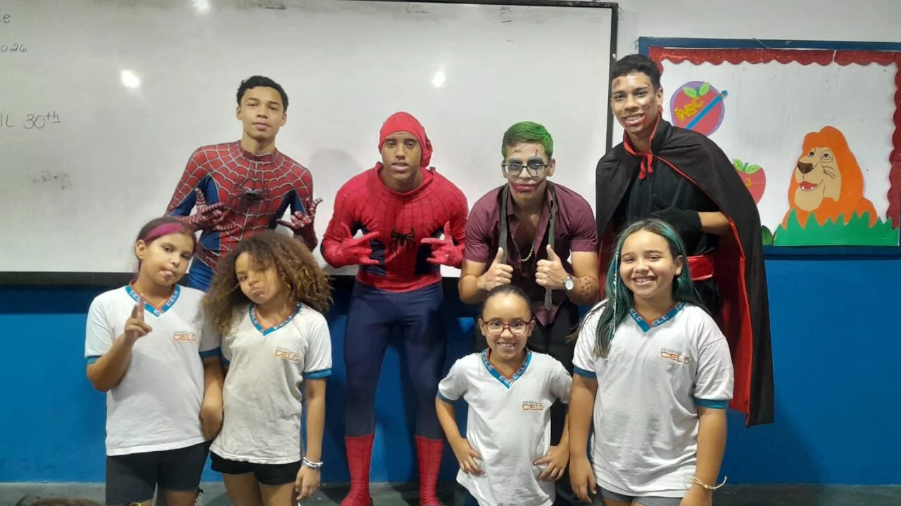OS ALUNOS DO TERCEIRO ANO DO ENSINO MÉDIO VISITANDO A SALA DO ENSINO FUNDAMENTAL 1 NO DIA TEMÁTICO