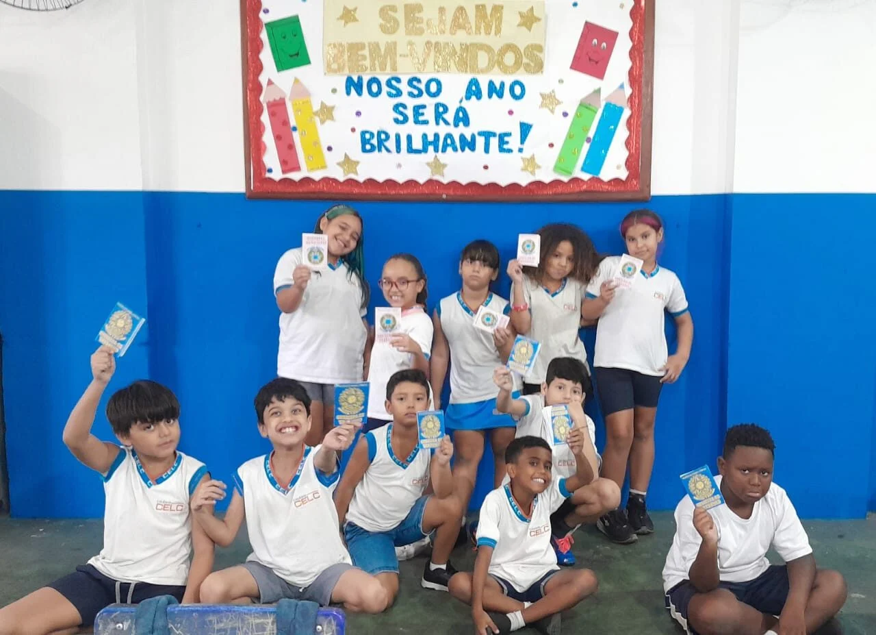 OS ALUNOS DO TERCEIRO ANO DO ENSINO MÉDIO VISITANDO A SALA DO ENSINO FUNDAMENTAL 1 NO DIA TEMÁTICO