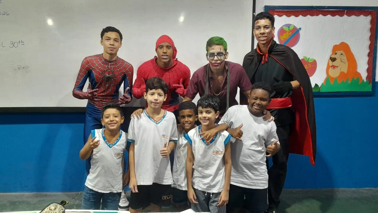 OS ALUNOS DO TERCEIRO ANO DO ENSINO MÉDIO VISITANDO A SALA DO ENSINO FUNDAMENTAL 1 NO DIA TEMÁTICO
