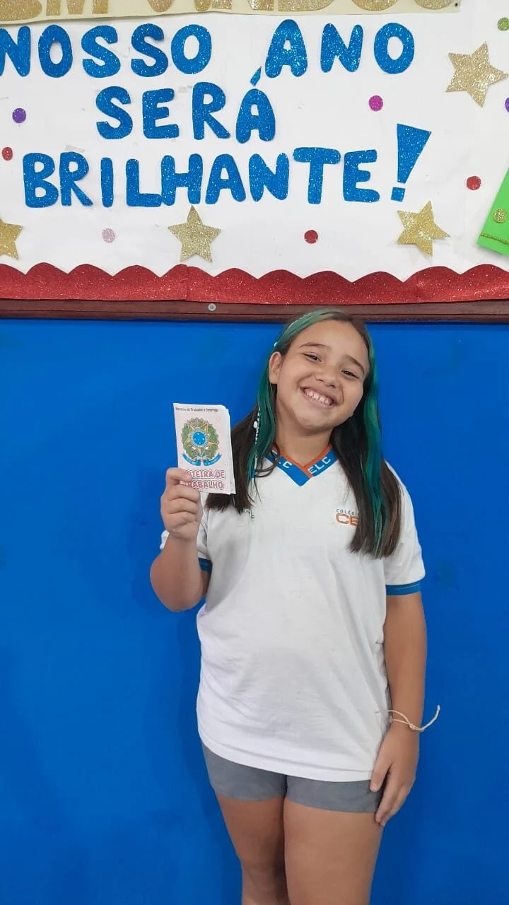 OS ALUNOS DO TERCEIRO ANO DO ENSINO MÉDIO VISITANDO A SALA DO ENSINO FUNDAMENTAL 1 NO DIA TEMÁTICO