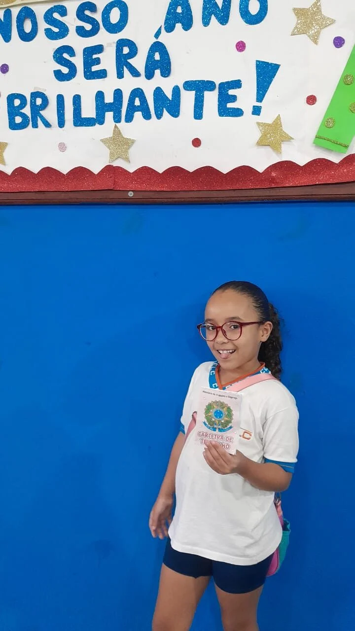 OS ALUNOS DO TERCEIRO ANO DO ENSINO MÉDIO VISITANDO A SALA DO ENSINO FUNDAMENTAL 1 NO DIA TEMÁTICO