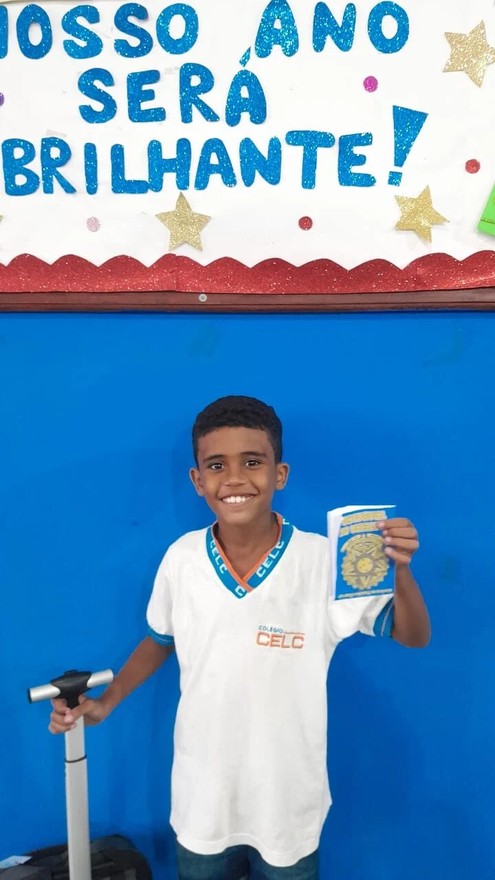 OS ALUNOS DO TERCEIRO ANO DO ENSINO MÉDIO VISITANDO A SALA DO ENSINO FUNDAMENTAL 1 NO DIA TEMÁTICO