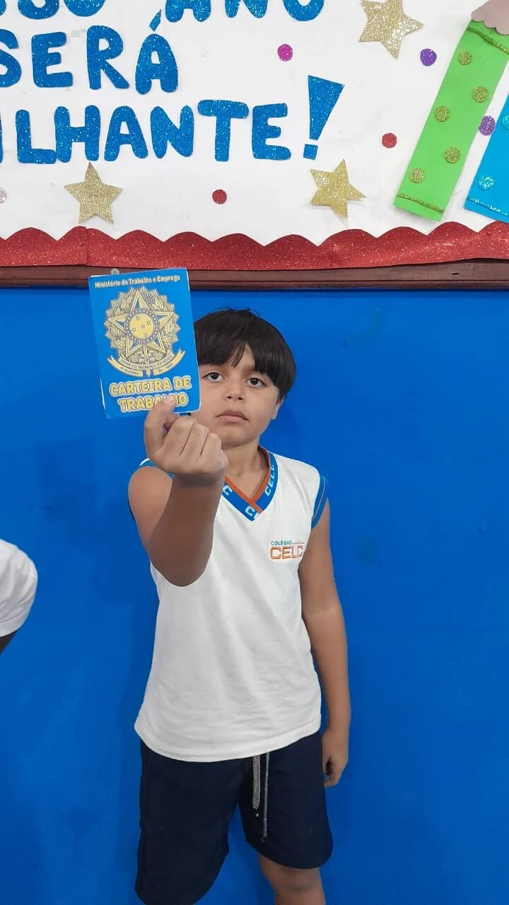 OS ALUNOS DO TERCEIRO ANO DO ENSINO MÉDIO VISITANDO A SALA DO ENSINO FUNDAMENTAL 1 NO DIA TEMÁTICO
