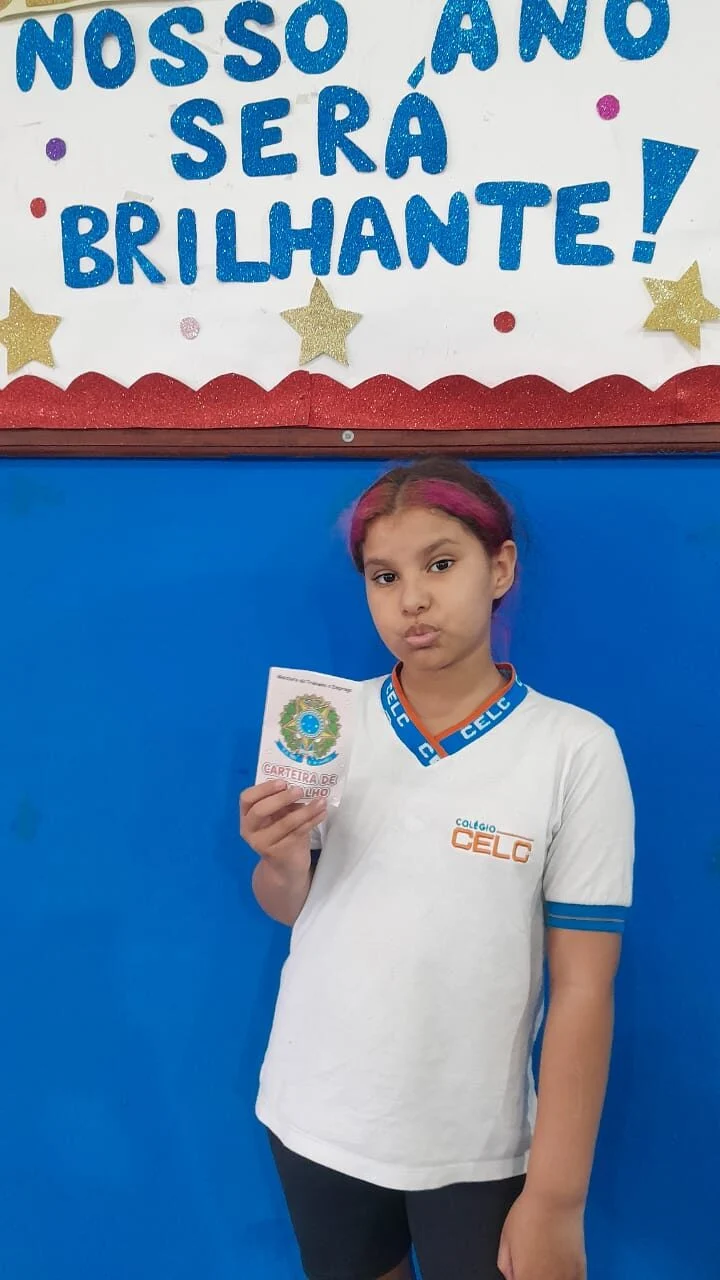 OS ALUNOS DO TERCEIRO ANO DO ENSINO MÉDIO VISITANDO A SALA DO ENSINO FUNDAMENTAL 1 NO DIA TEMÁTICO