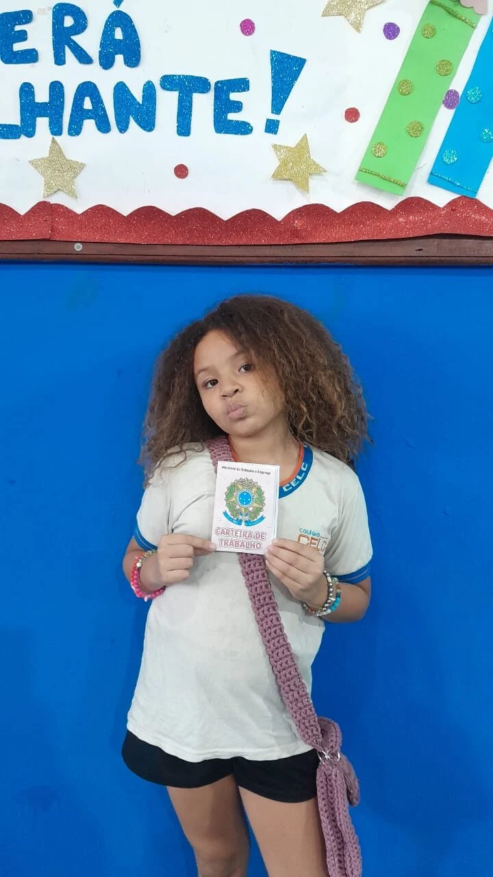 OS ALUNOS DO TERCEIRO ANO DO ENSINO MÉDIO VISITANDO A SALA DO ENSINO FUNDAMENTAL 1 NO DIA TEMÁTICO