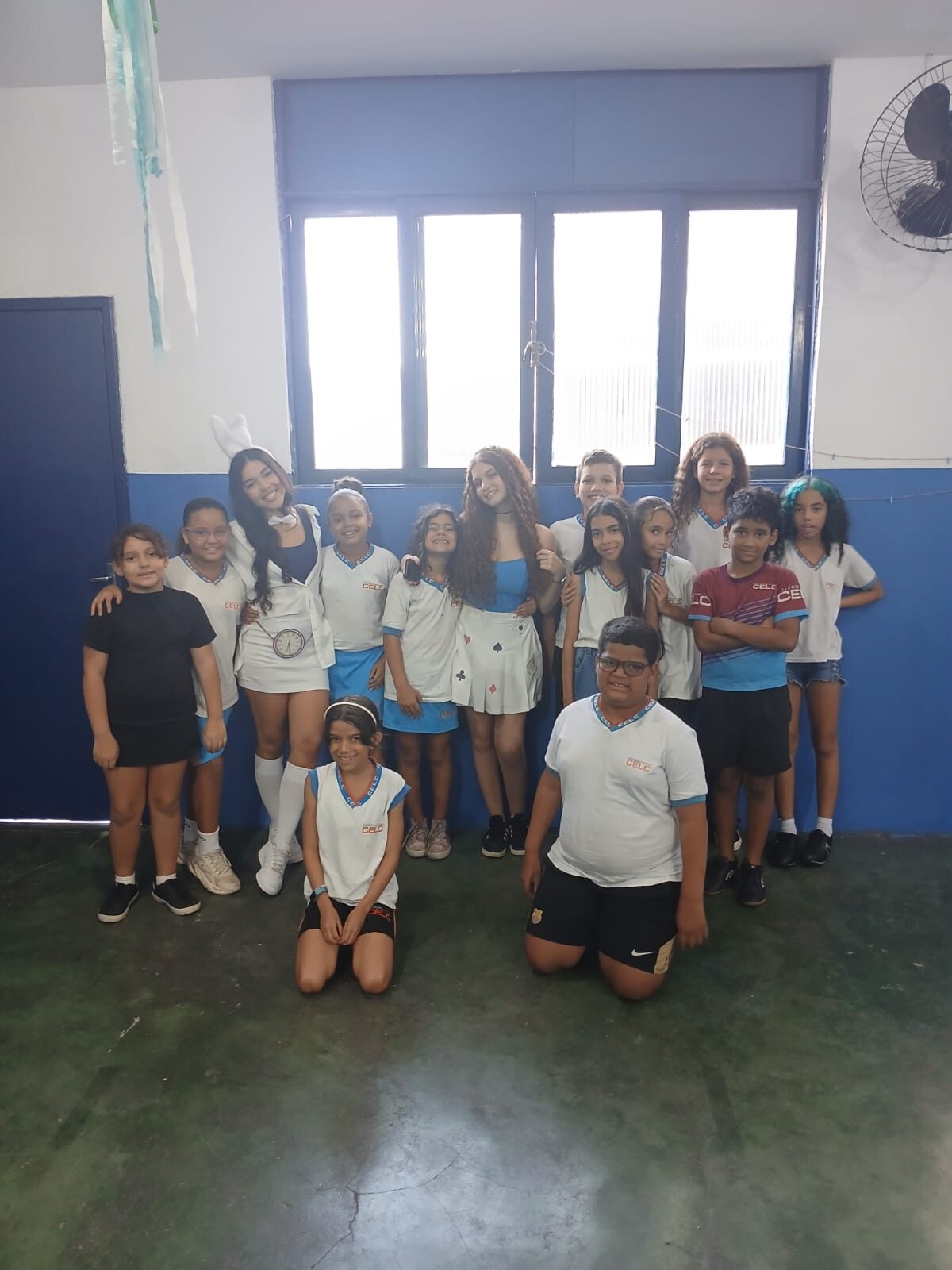 OS ALUNOS DO TERCEIRO ANO DO ENSINO MÉDIO VISITANDO A SALA DO ENSINO FUNDAMENTAL 1 NO DIA TEMÁTICO