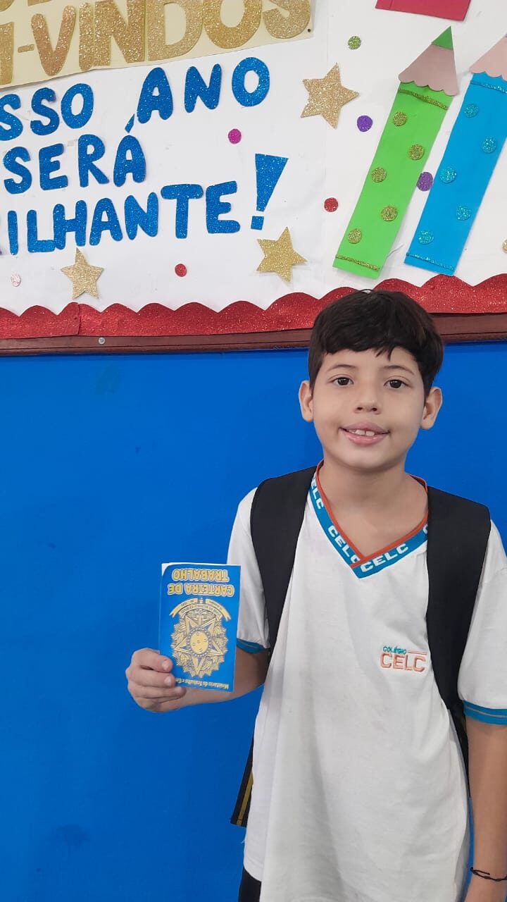 OS ALUNOS DO TERCEIRO ANO DO ENSINO MÉDIO VISITANDO A SALA DO ENSINO FUNDAMENTAL 1 NO DIA TEMÁTICO